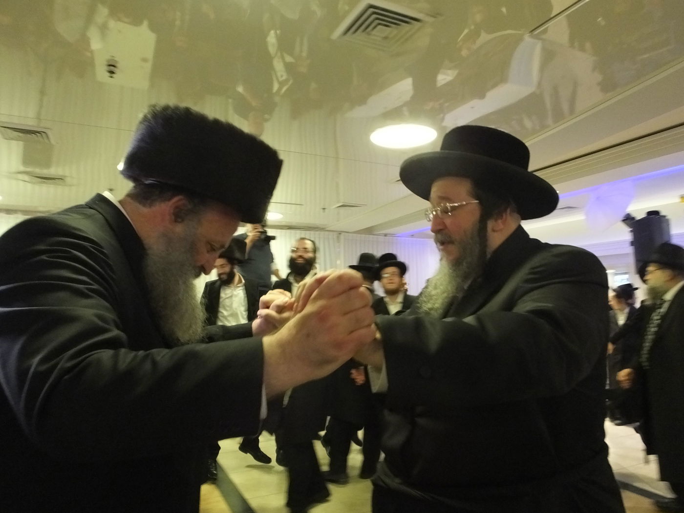 חתונת בנו של רבי צבי ברוורמן. תיעוד ענק