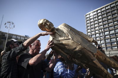 הסוף: פסלו המוזהב של נתניהו בכיכר רבין - הופל • צפו