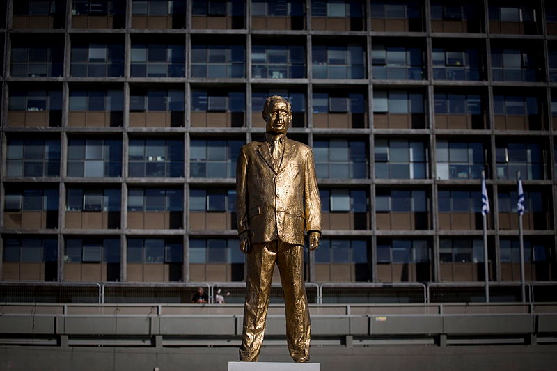 פסלו של נתניהו בכיכר רבין, הבוקר