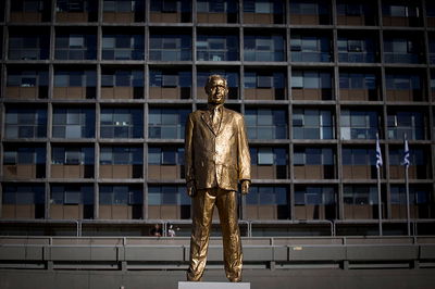 פסלו של נתניהו בכיכר רבין, הבוקר