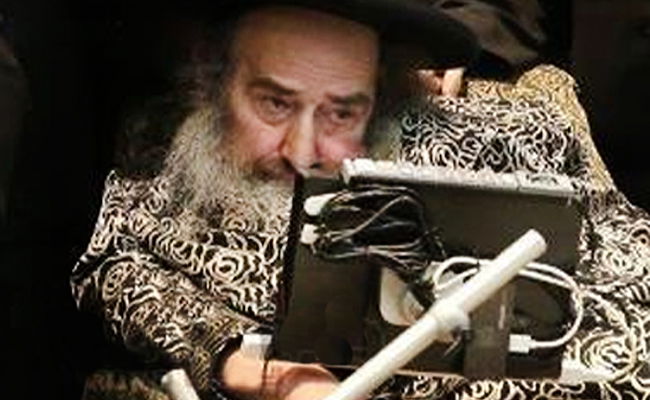 הרבי מקאלוב והמכשיר דרכו הוא מתקשר. ארכיון