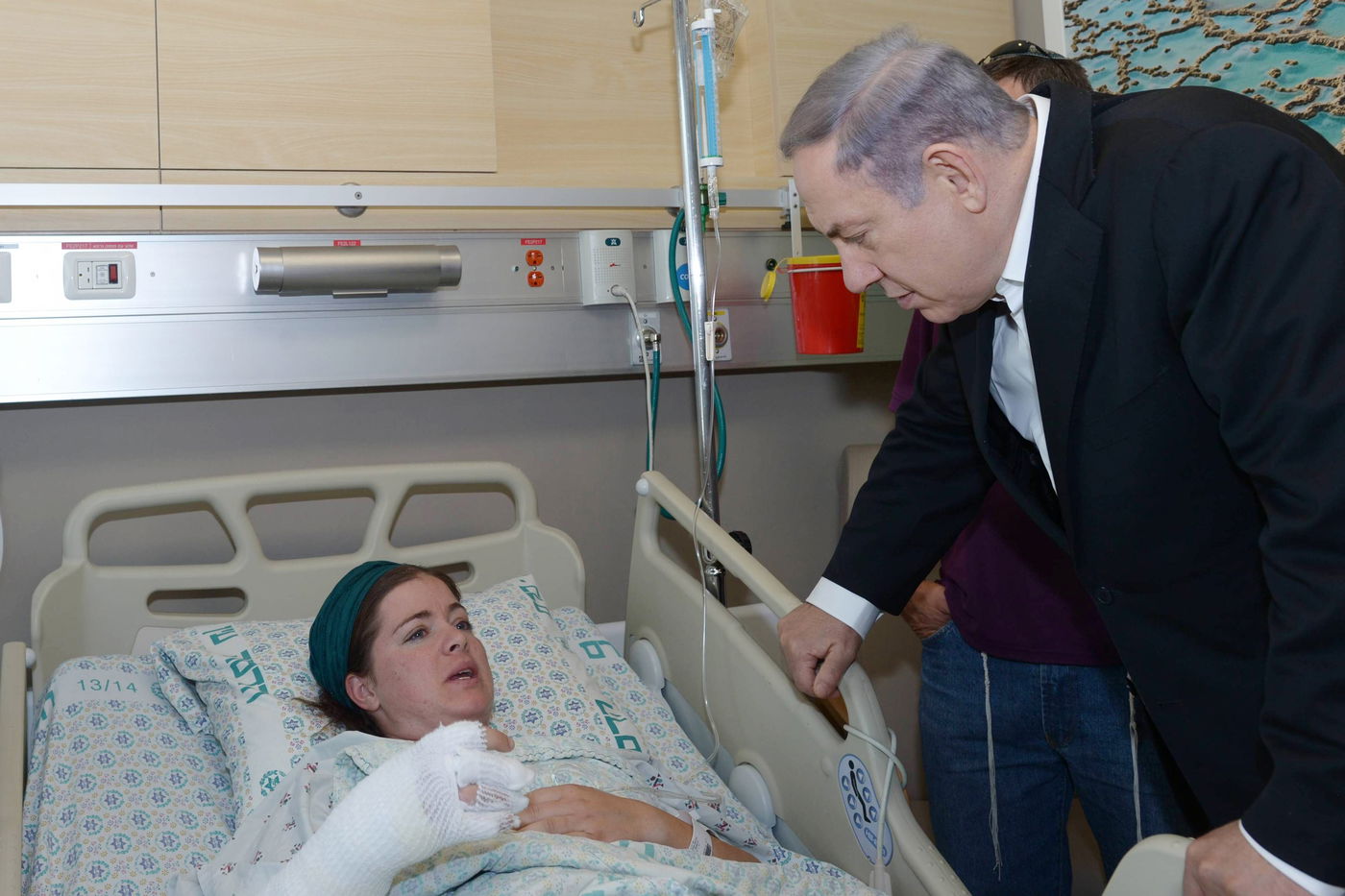 רוה"מ מבקר פצועה מבקבוק תבערה. אילוסטרציה