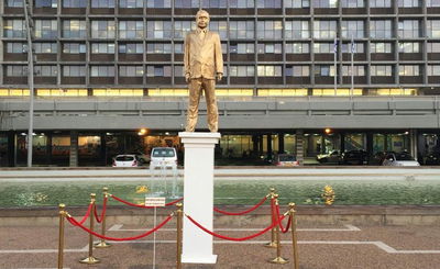 בכיכר רבין: פסל מוזהב של... נתניהו