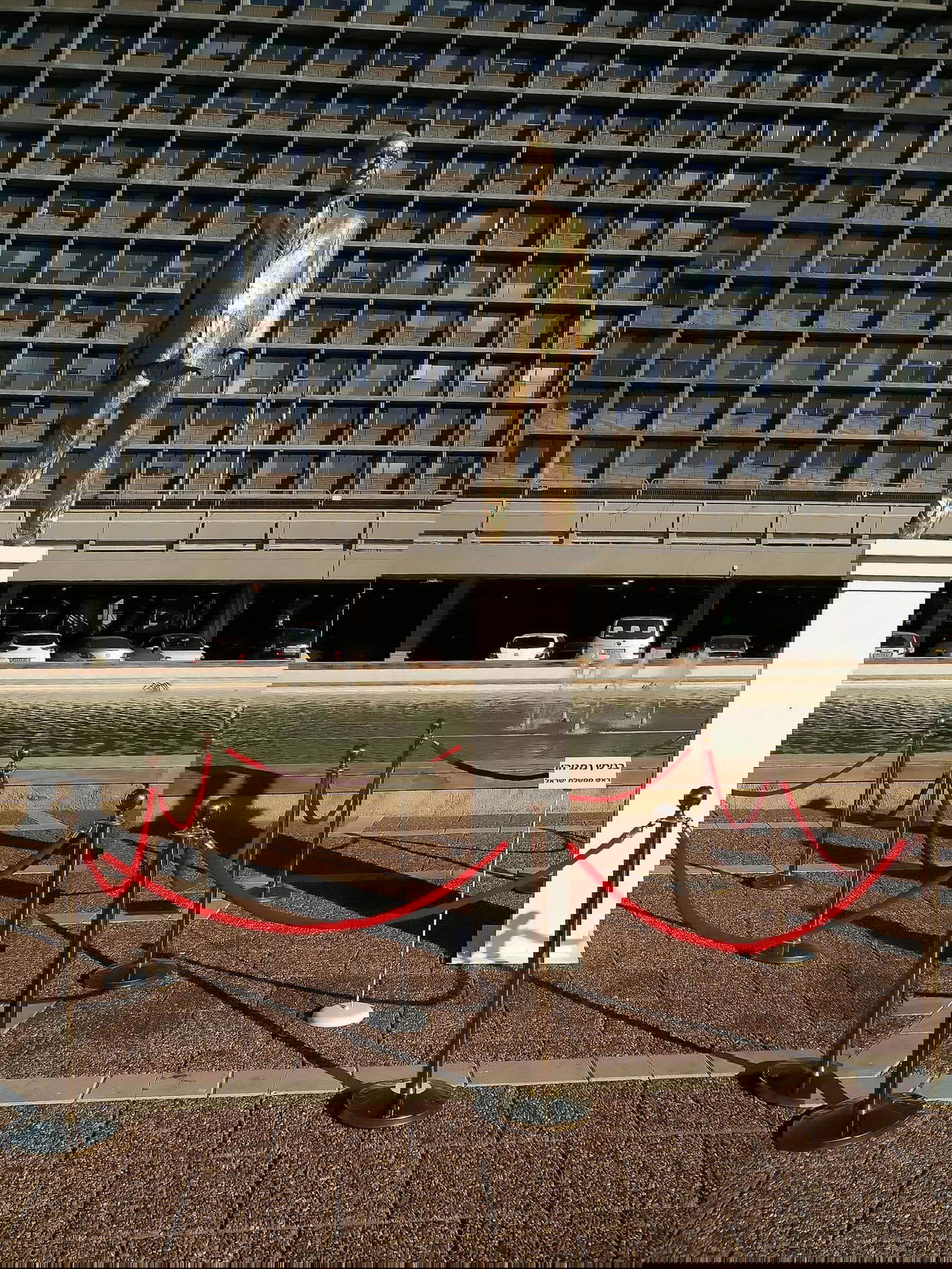 בכיכר רבין: פסל מוזהב של... נתניהו