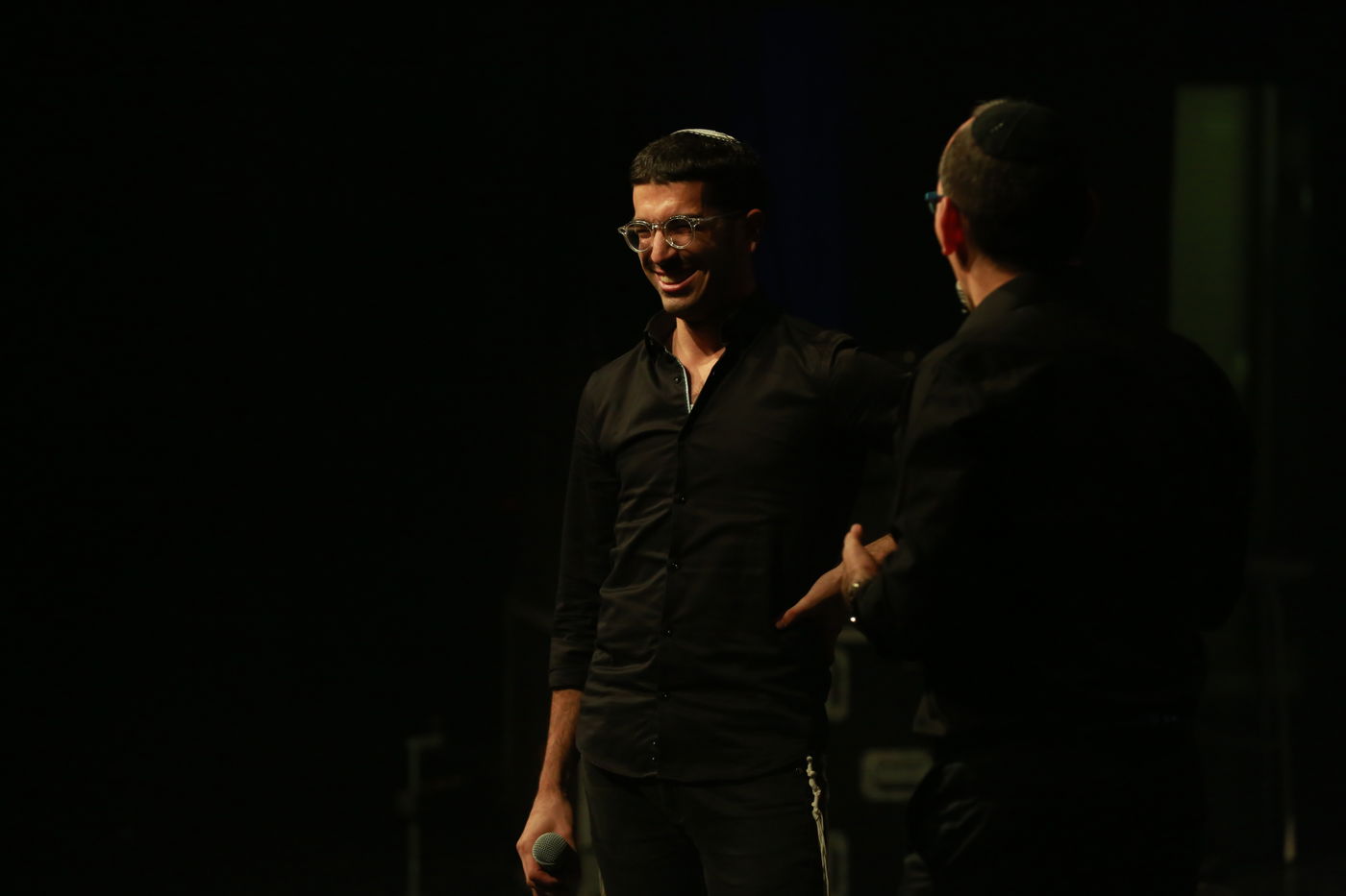 במופע של חנן בן ארי והמועצת: ילדים שביתם נשרף