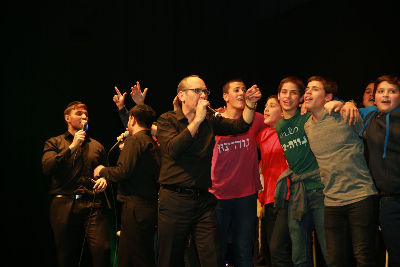 במופע של חנן בן ארי והמועצת: ילדים שביתם נשרף