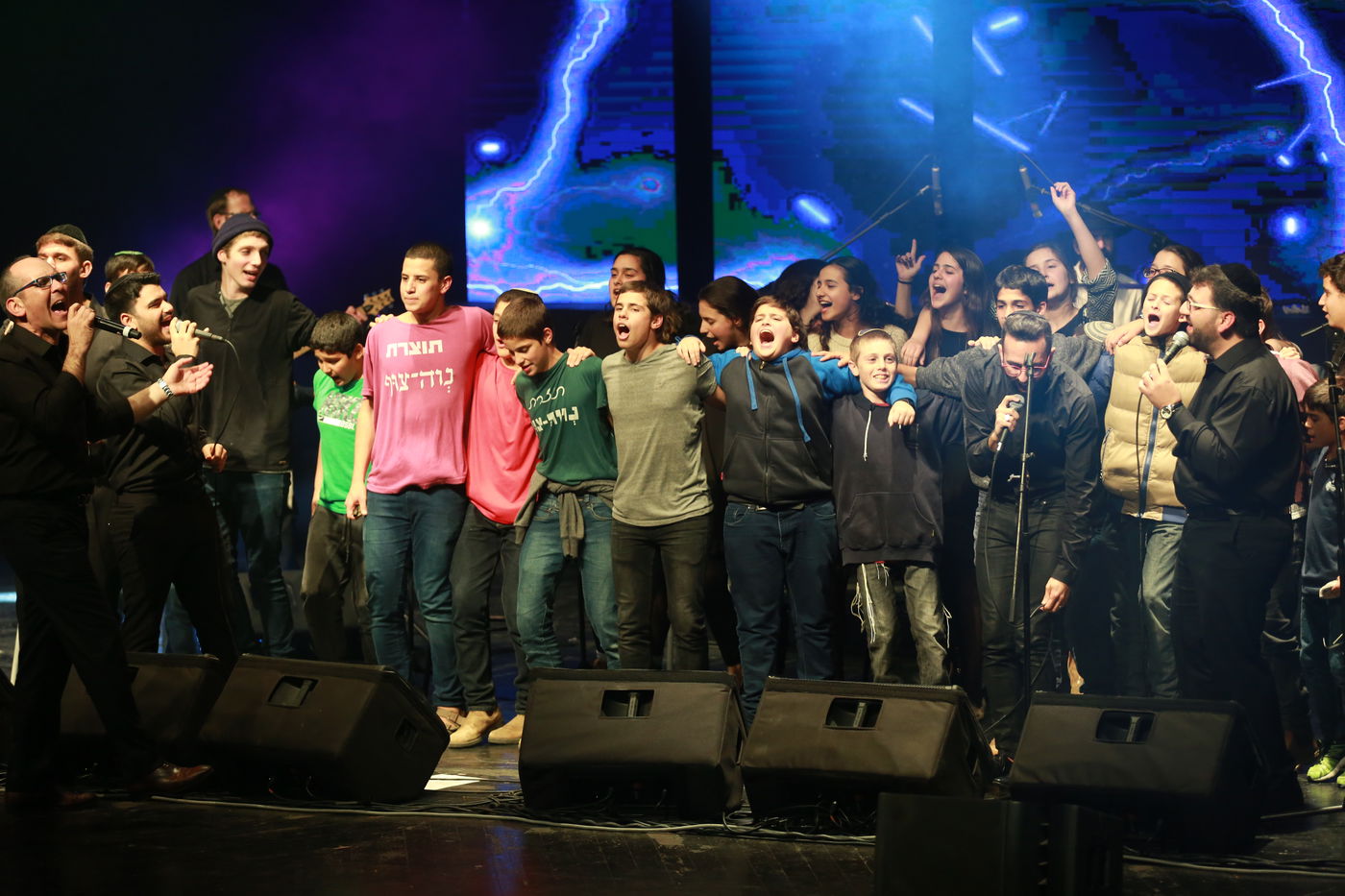 במופע של חנן בן ארי והמועצת: ילדים שביתם נשרף