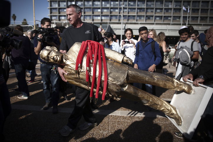 הסוף: פסלו המוזהב של נתניהו בכיכר רבין - הופל • צפו