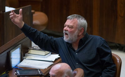 אושר החוק להעלאת קצבת הנכות בניגוד לעמדת הקואליציה