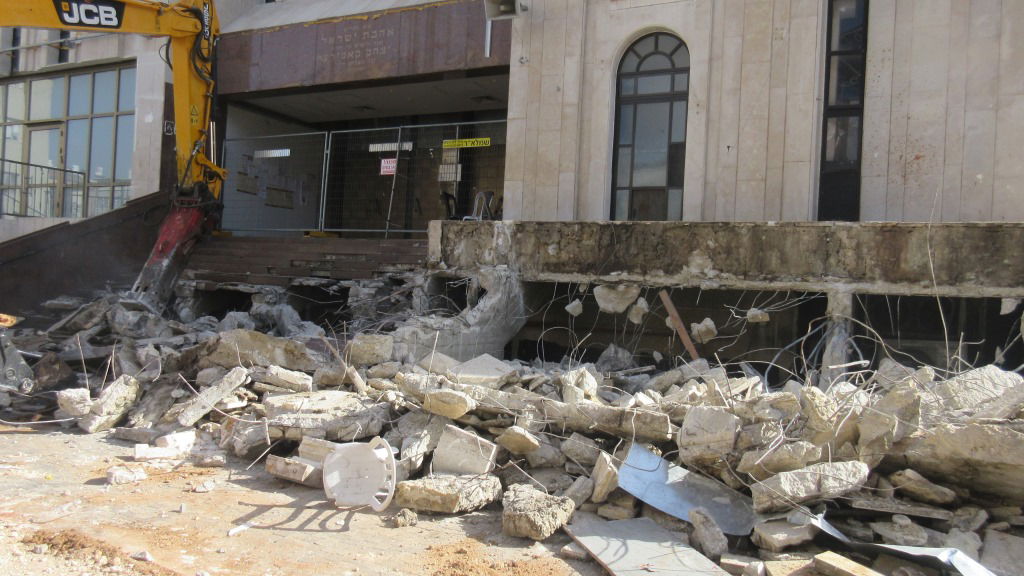 החלה הריסת המדרגות של בית המדרש | תיעוד