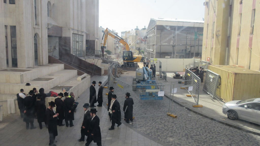 החלה הריסת המדרגות של בית המדרש | תיעוד