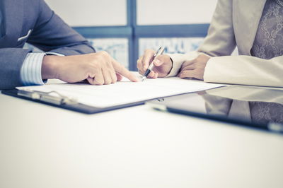 חתימת סוכן חברת נדל"ן על חוזה שכירות