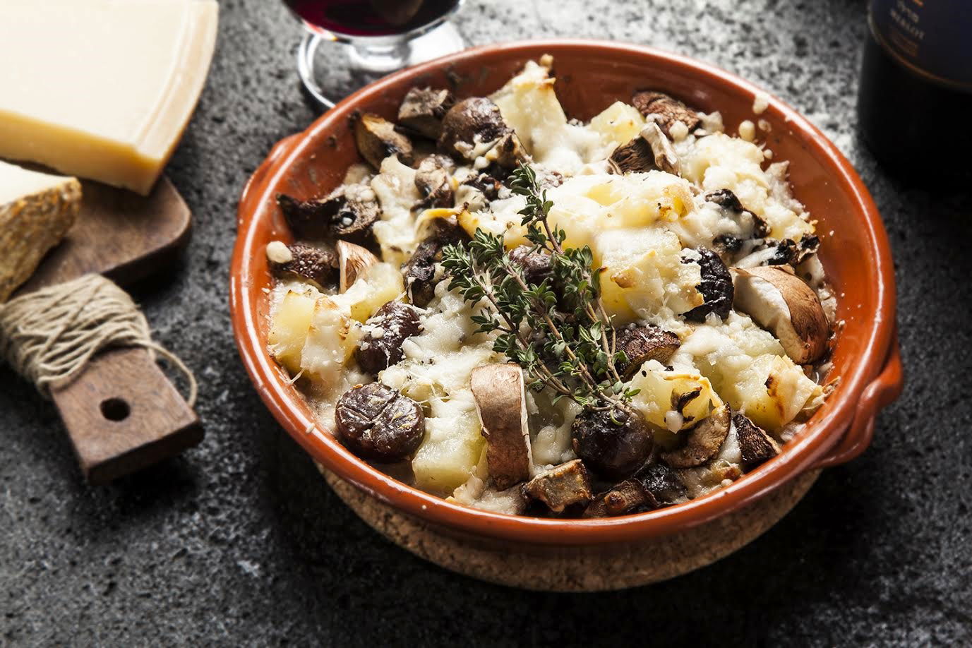 תפוחי אדמה אפויים עם גבינות, ערמונים ופטריות