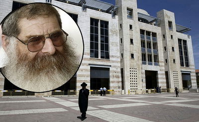 איתמר בר עזר על רקע עיריית ירושלים. ארכיון