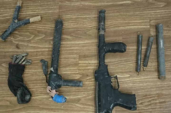 נעצרה חולייה של 4 קטינים שייצרה נשקים