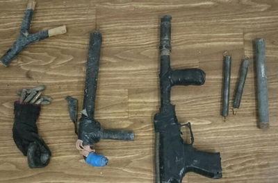 נעצרה חולייה של 4 קטינים שייצרה נשקים