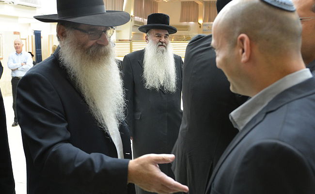 איתמר בר עזר עם השר בנט. ארכיון