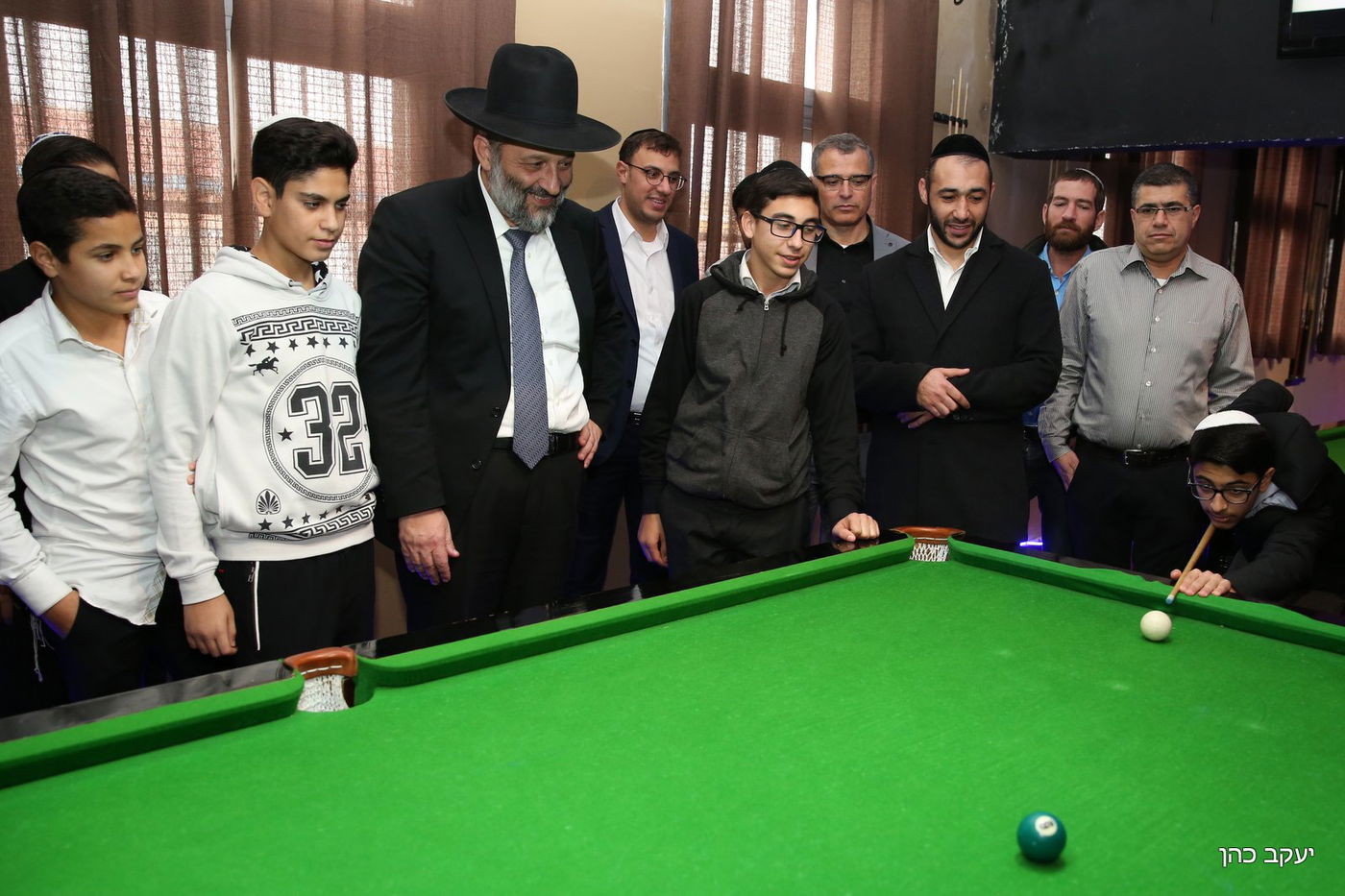 השר אריה דרעי עם נערי המדרשה בבית שאן