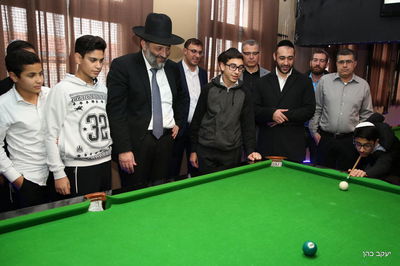 השר אריה דרעי עם נערי המדרשה בבית שאן