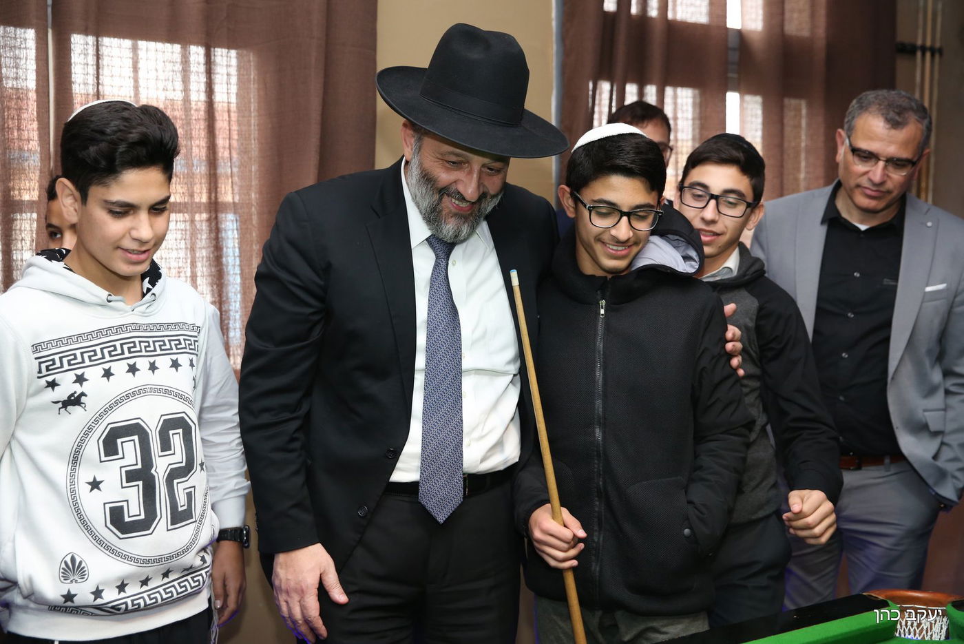 דרעי במשחק סנוקר עם נערי מדרשה בבית שאן: ״יש לכם יכולות. תאמינו בעצמכם״