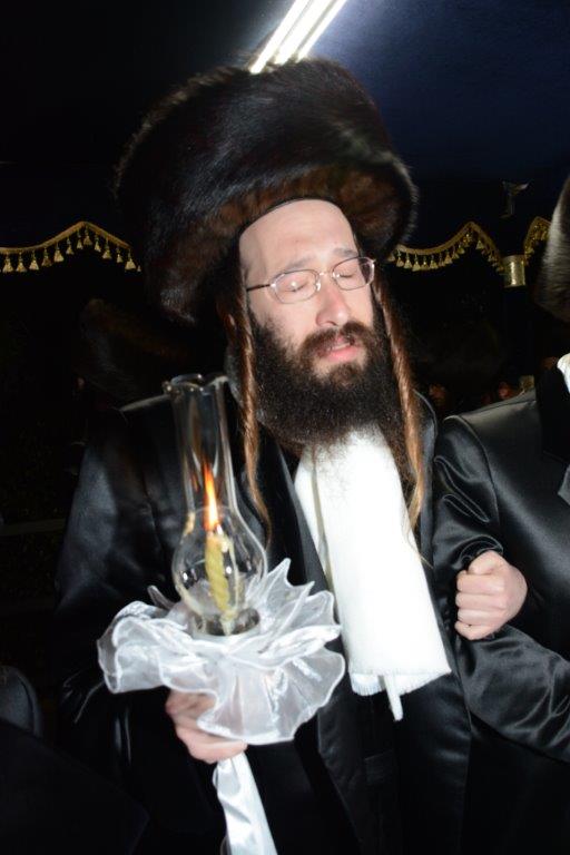 ‏‏המונים בשמחת החתונה בחצרות ספינקא פוריסוב