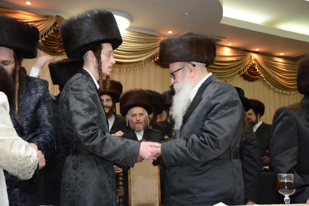 ‏‏המונים בשמחת החתונה בחצרות ספינקא פוריסוב