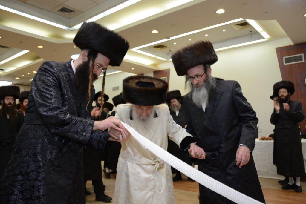 ‏‏המונים בשמחת החתונה בחצרות ספינקא פוריסוב