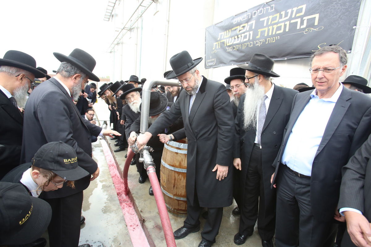 הרב הראשי בפתיחת המיכל לאחר אמירת סדר הפרשת תרו"מ
