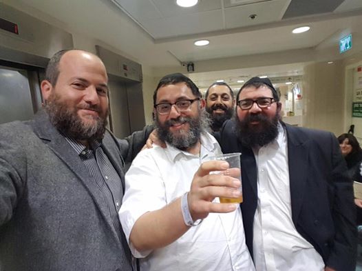 חברים ובני משפחה ב"לחיים" עם האבא המאושר