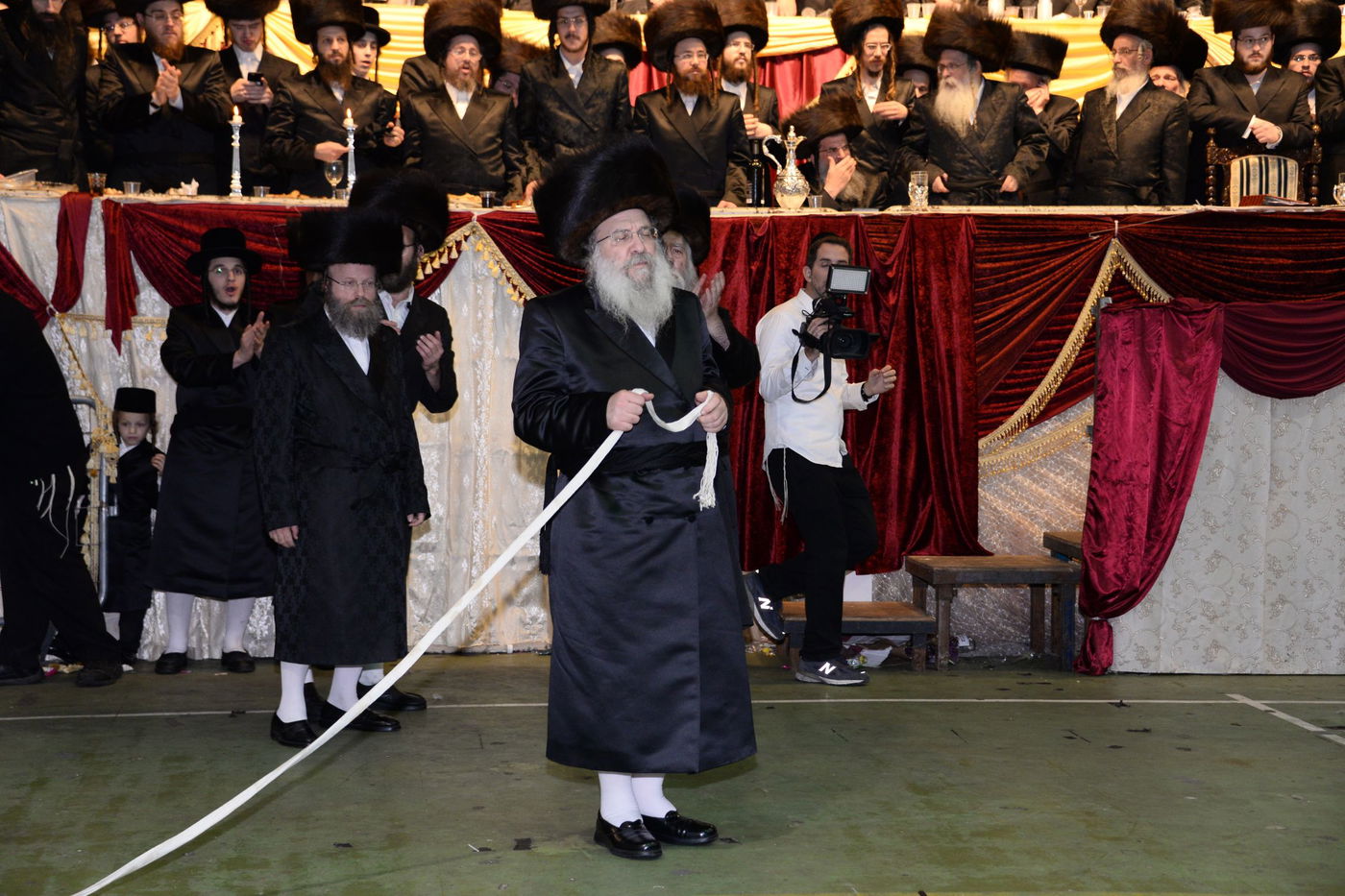 חתונת בתו הצעירה של הרבי מנדבורנה. צפו