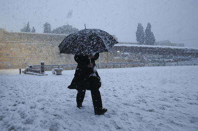 לחמם את הבית ולחמם את הלב. מאירים. אילוסטרציה
