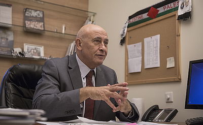 גאטס בלשכתו בכנסת כשדגל פלסטין תלוי לצדו