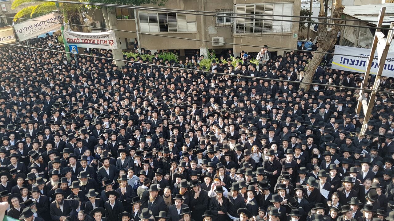 אלפים התכנסו לעצרת מחאה בבני ברק. צפו