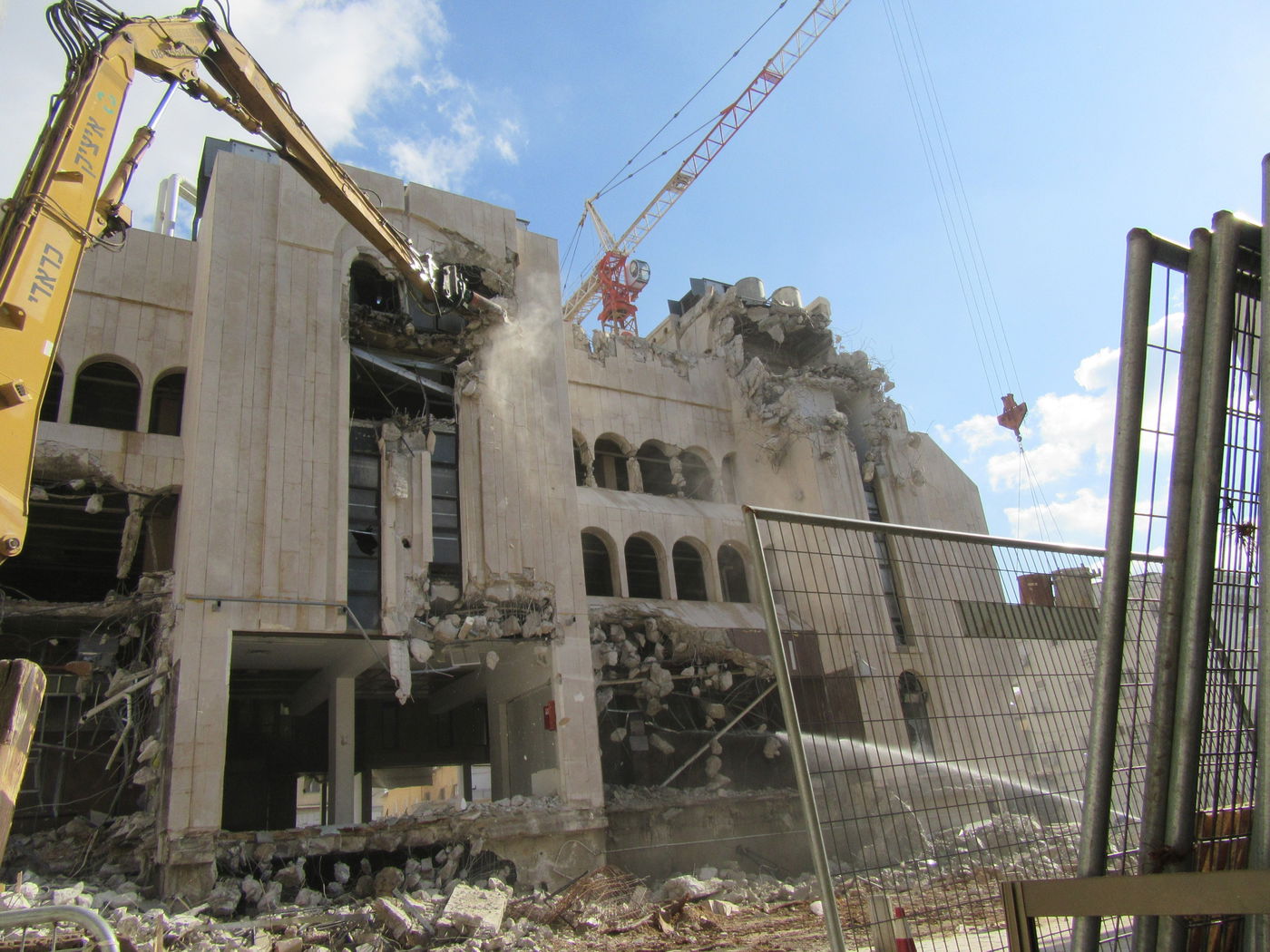 היסטוריה בחסידות ויז'ניץ: החלה הסרת בית המדרש הגדול