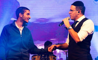 יעקב שוואקי ויגל חיים לגטיוי על הבמה. אתמול