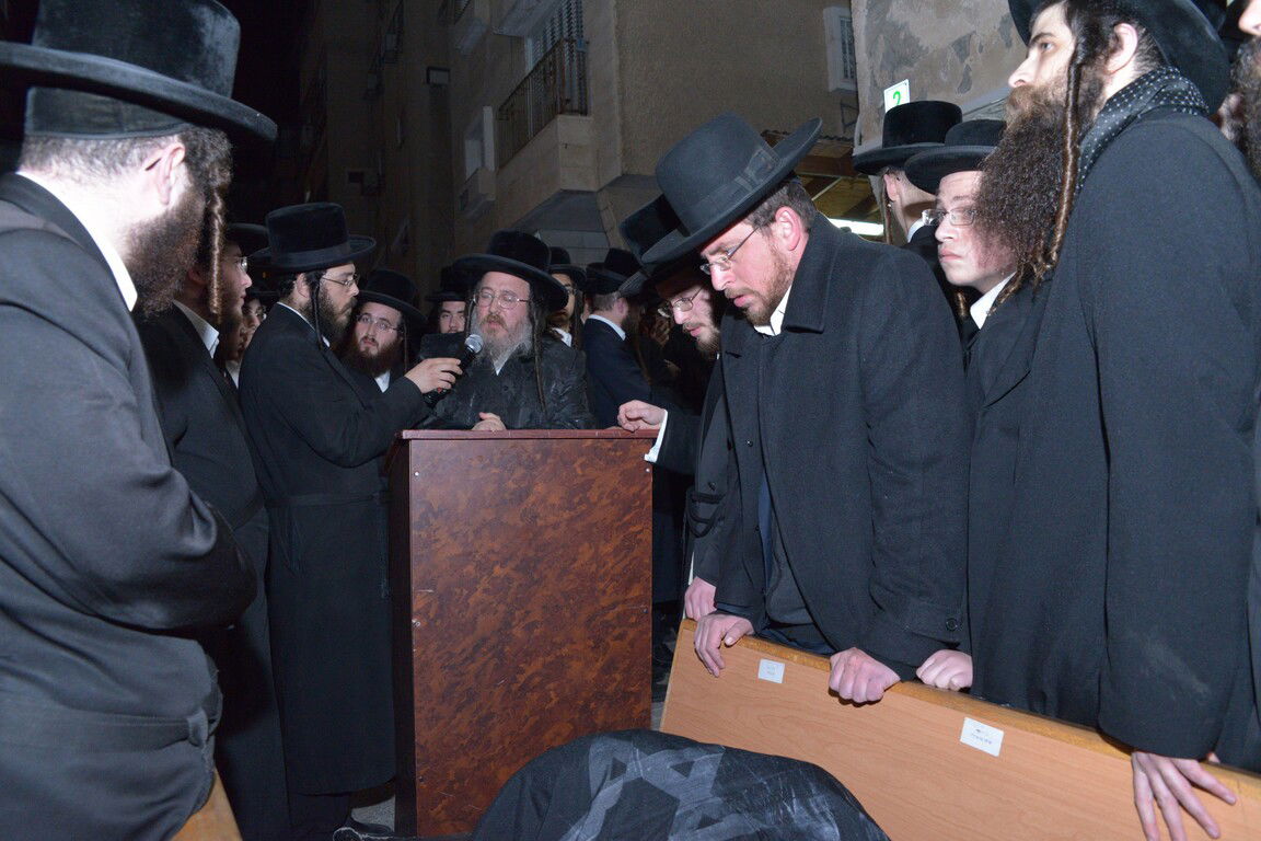 מסע הלוויה לרבנית הצדקנית מקרעטשניף