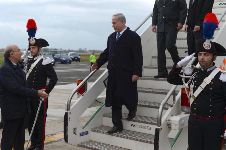 נתניהו יורד ממטוס