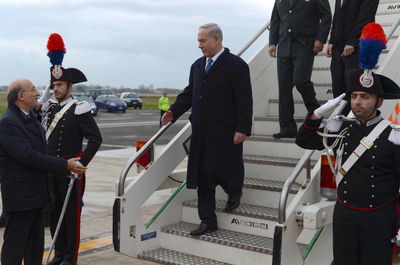 נתניהו יורד ממטוס