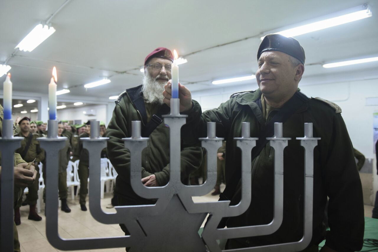 הרמטכ"ל והרבצ"ר בהדלקת נרות