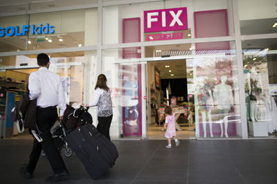 קניות בקניון רמות בירושלים. חווית קניה. אילוסטרציה