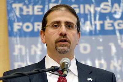 שגריר ארה"ב שפירו ביקש להישאר בישראל