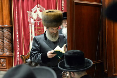 תיעוד מקיף: הדלקת נר שני של חנוכה אצל אדמו"רי בני ברק