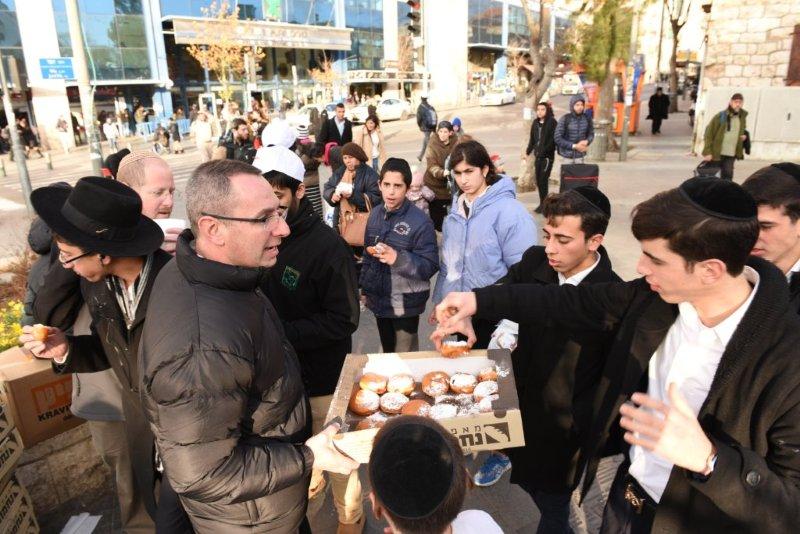 מסיבת חנוכה בתחנת הרכבת הקלה בירושלים