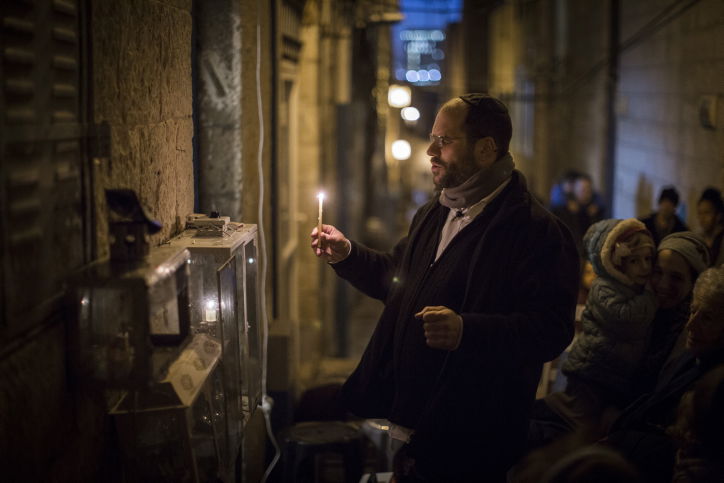 הדלקת הנרות של משפחת אהרן רזאל