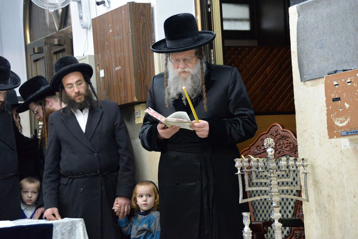 צפו בגלריה: הרבי ממודז'יץ הדליק נר רביעי של חנוכה