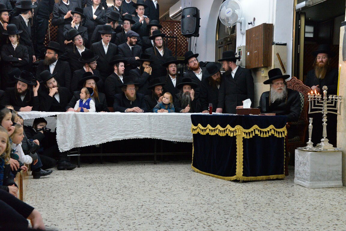 צפו בגלריה: הרבי ממודז'יץ הדליק נר רביעי של חנוכה