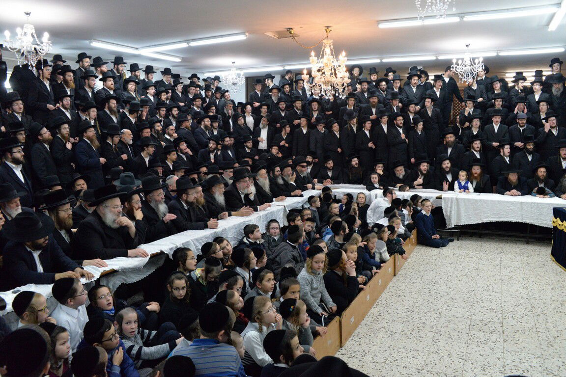 צפו בגלריה: הרבי ממודז'יץ הדליק נר רביעי של חנוכה