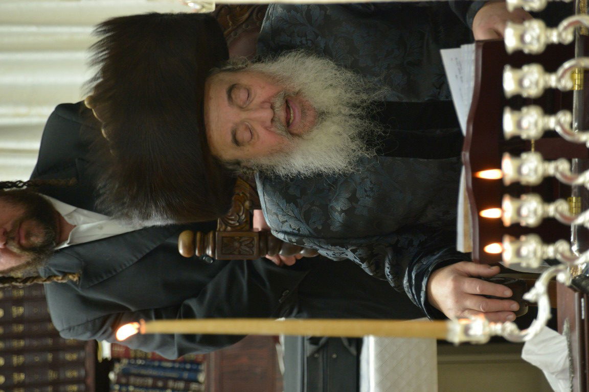 נרות חנוכה וניגון בכינור. צפו בהדלקה בזוטשקא, דארג והגרח"מ וואזנר