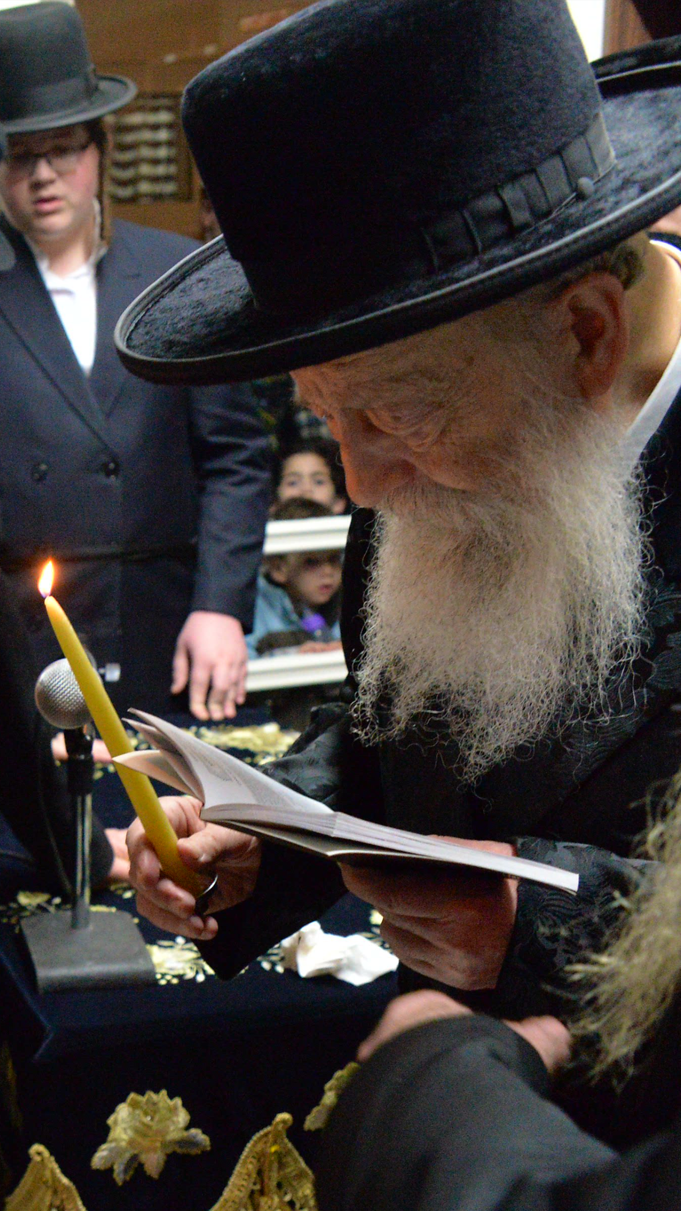 נרות חנוכה וניגון בכינור. צפו בהדלקה בזוטשקא, דארג והגרח"מ וואזנר