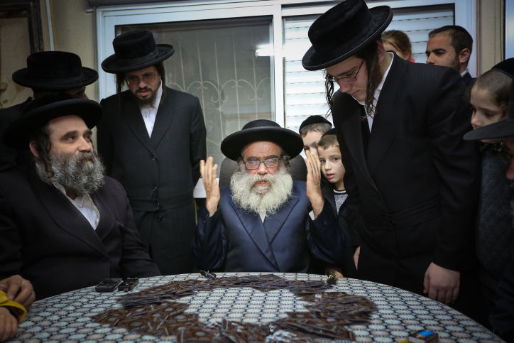 בשירה ודמעות: המקובל רבי גמליאל רבינוביץ הדליק נרות חנוכה וסובב סביבונים